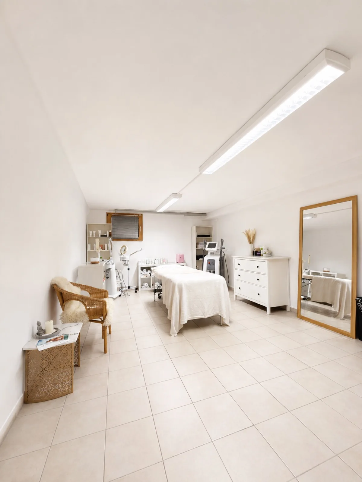 Kosmetik-Behandlungsraum von La Coiffeur mit Liege und Tageslicht