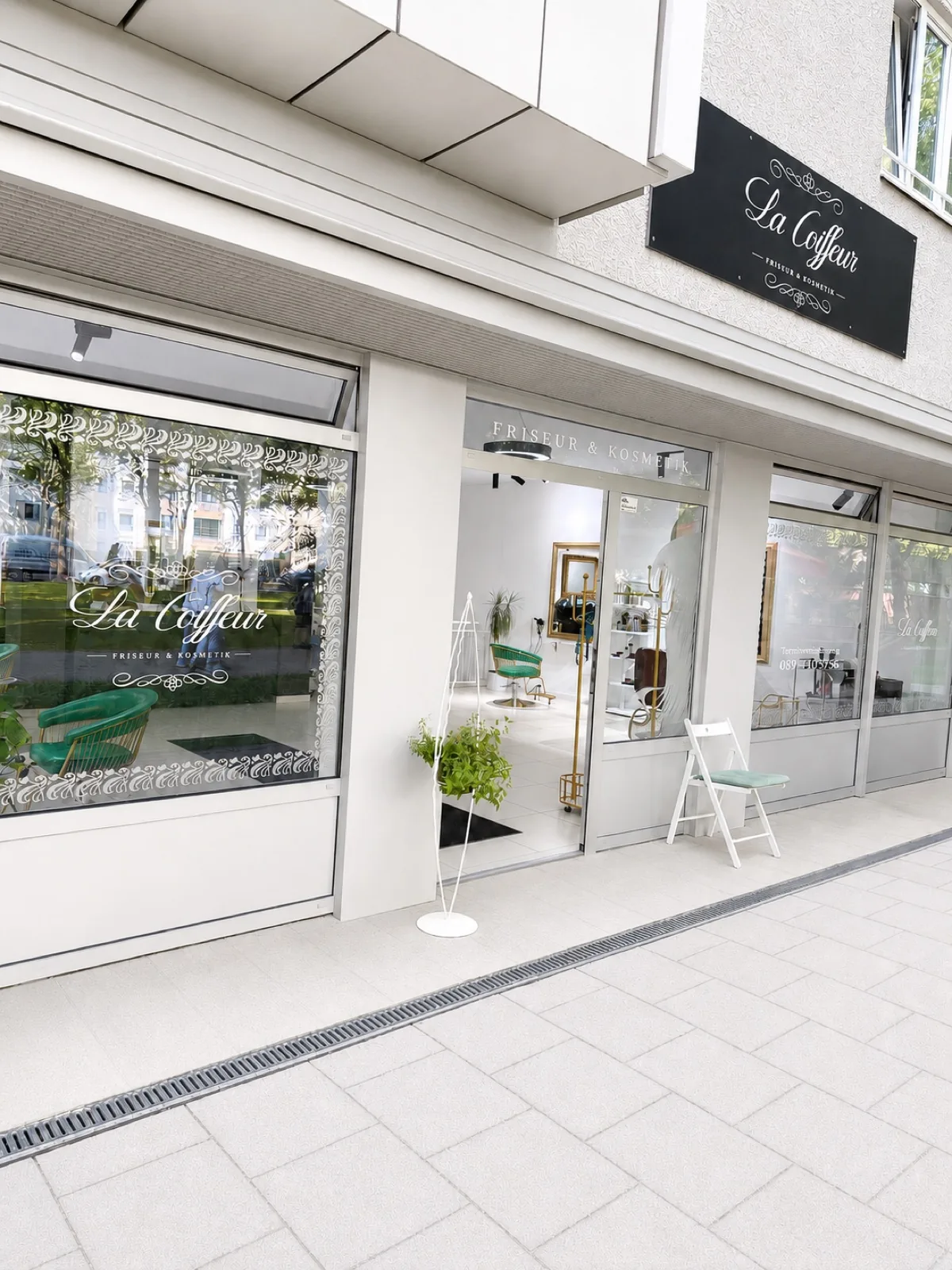 Außenansicht der Ladenfront von La Coiffeur Friseur und Kosmetik in München-Neuperlach
