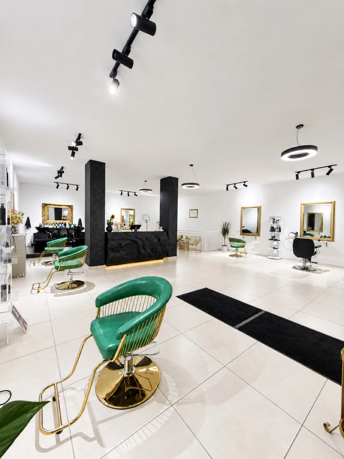 Friseursalon La Coiffeur in München-Neuperlach mit grün-goldenen Stühlen und Spiegelplätzen