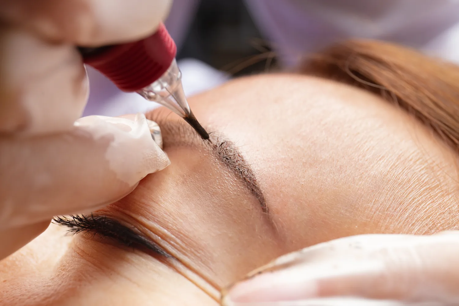 Permanent-Make-up-Behandlung an den Augenbrauen mit Pigmentiergerät