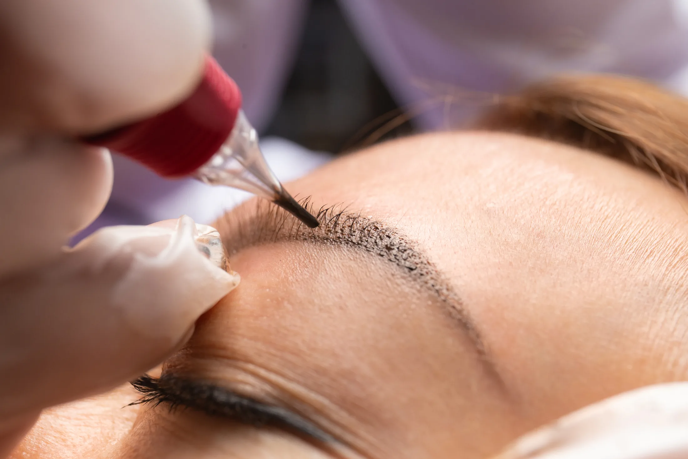 Pigmentierung einer Augenbraue während einer Permanent-Make-up-Behandlung