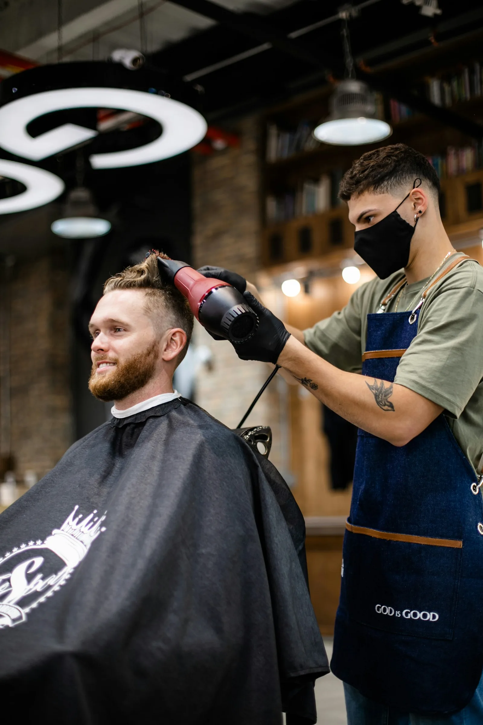 Friseur föhnt Haare im stimmungsvollen Ambiente