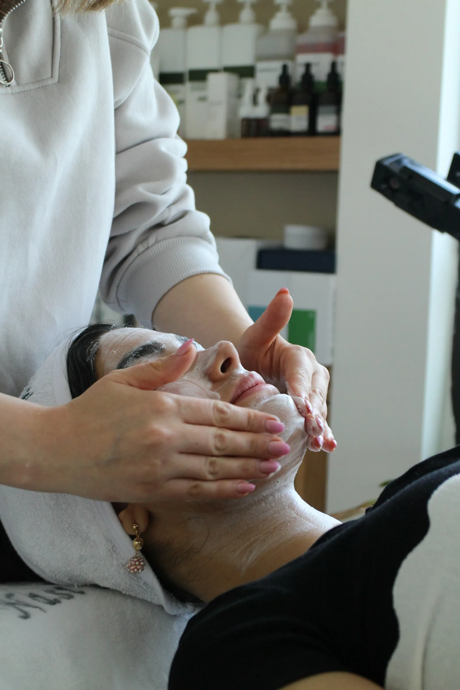 Feine, präzise Permanent-Make-up-Behandlung an einer entspannten Kundin